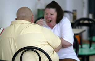 ITALIAN OVERWEIGHT PATIENT LUIGI FADDA AND A NEW ZEALAND PATIENT ENJOY THEIR LUNCH AT THE AIMIN ...