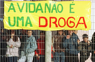 PORTUGUESE HIGH SCHOOL STUDENTS STAND AGAINST DRUGS