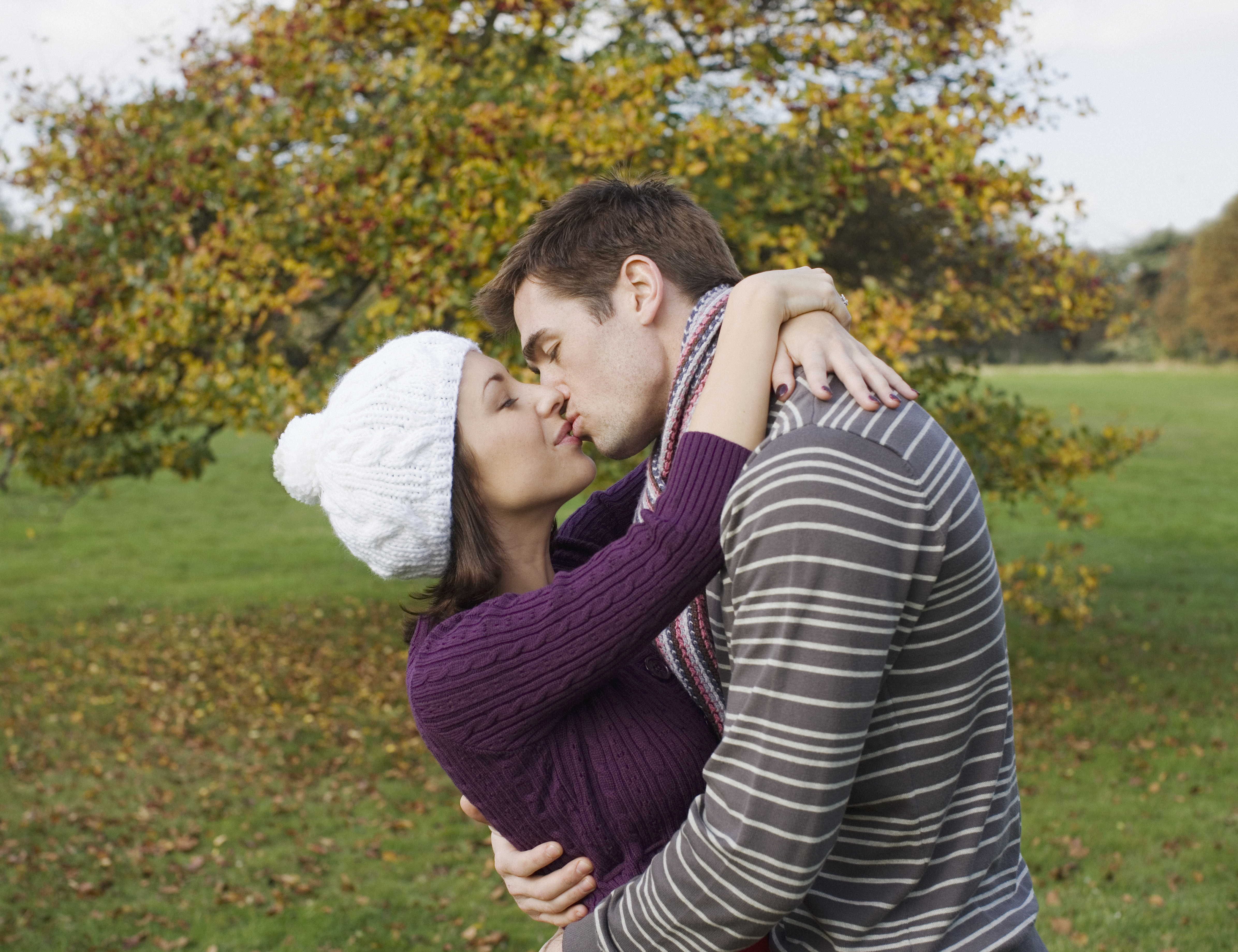 Kiss like. Девушка хочет поцеловать. Девочка хочет поцеловаться. Что делать если девушка хочет поцеловаться. Я ви хочет поцеловаться.